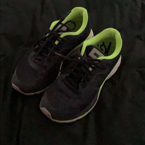 Nike Purple Women’s Sneakers with Green Detailing